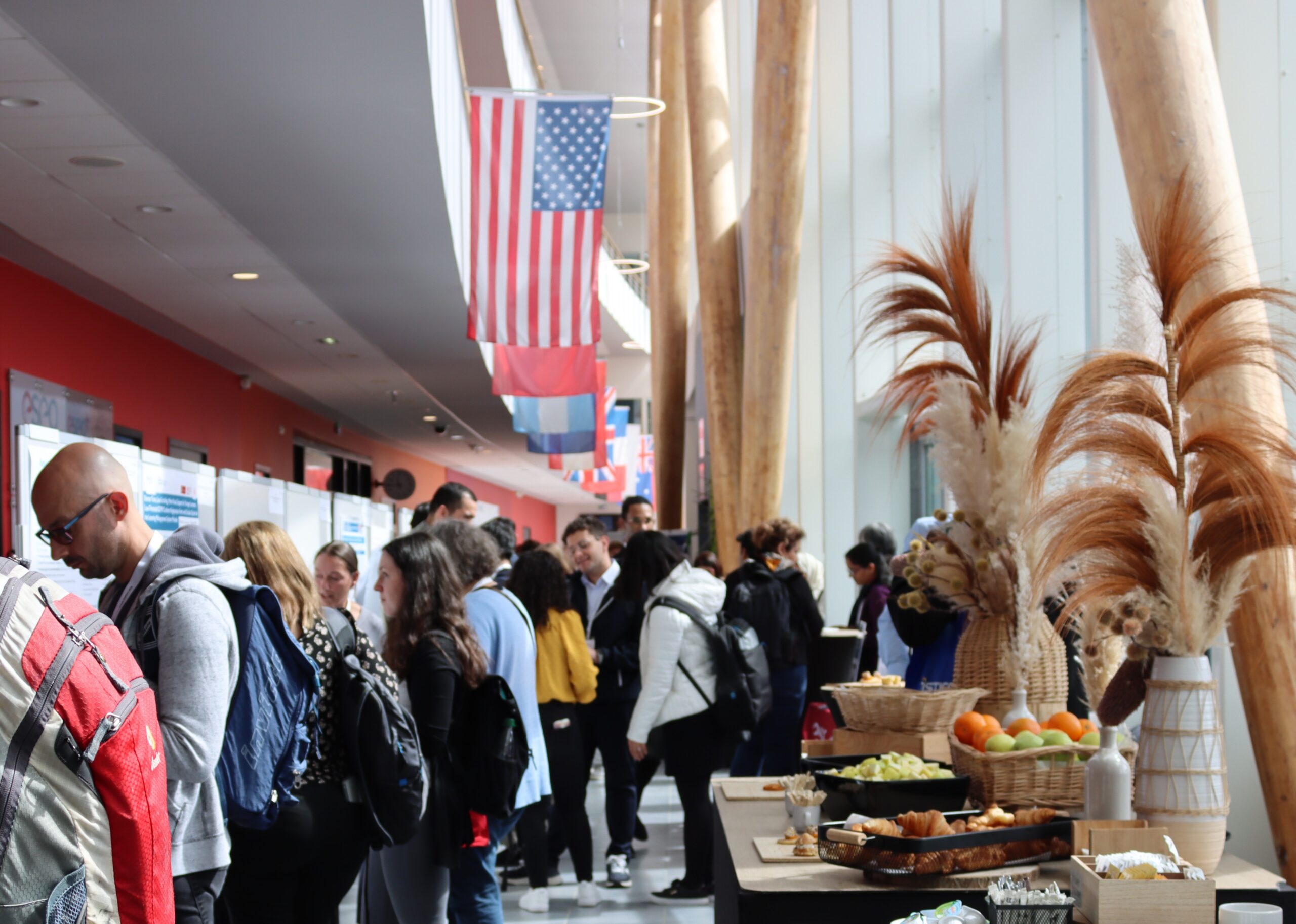 groupe de personnes dans le grand couloir