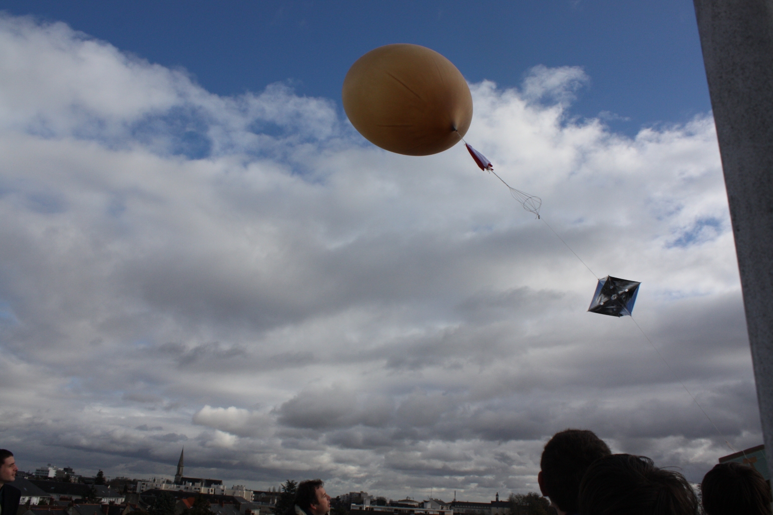 Lancement d&rsquo;un ballon-sonde depuis le toit de l&rsquo;ESEO, le club Curiosity renoue avec les expérimentations aérospatiales